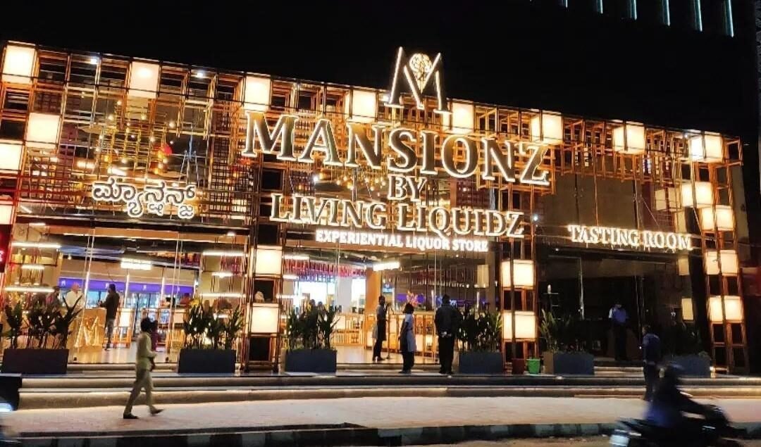 Mansionz by Living Liquidz storefront at night